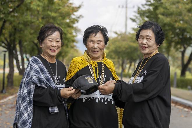 수니와칠공주’ 할머니들이 쇼미더머니 도전을 앞두고 포즈를 취하고 있다. 리더 박점순 할머니(가운데)가 슬리피 모자를 들고 있다.