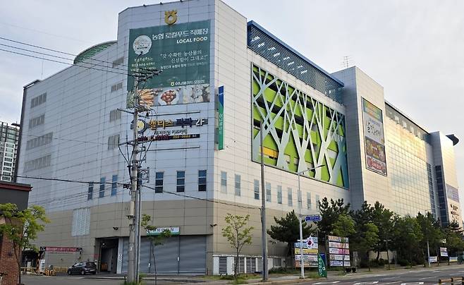 대구에 이어 포항에서도 오프라인 유통업체들이 줄줄이 폐점 위기에 몰리고 있다.(사진은 수년간 적자 누적으로 폐점위기에 처한 포항 북구 농협 하나로유통 양덕점). /최진호 선임기자