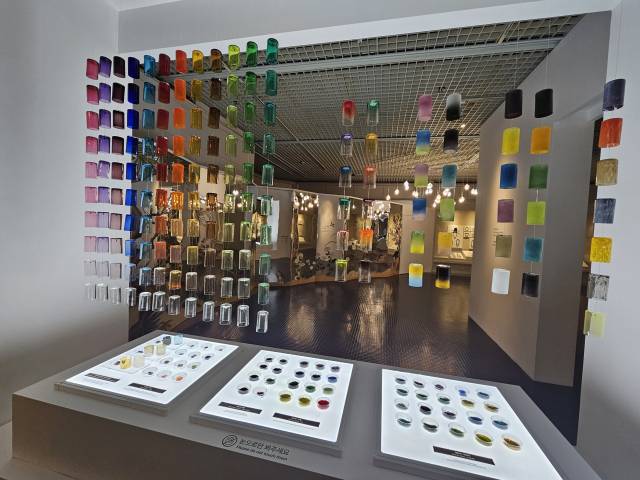 전시 첫머리에서 만나는 김헌철 유리 공예가의 작품. 유리에 대한 기본적인 정보를 알려준다. 김효정 기자