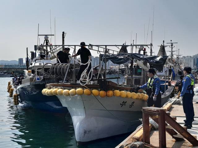12일 오전 11시 45분께 부산 영도구 조도 인근 해상에서 22명이 탄 낚시어선이 1시간가량 표류하다 해경에 구조됐다. 부산 해양경찰서 제공
