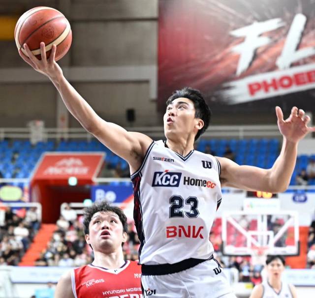 부산 KCC 윌리엄 나바로가 지난 11일 울산 현대모비스전에서 상대 수비를 따돌리고 골밑슛을 시도하고 있다. 부산 KCC 제공