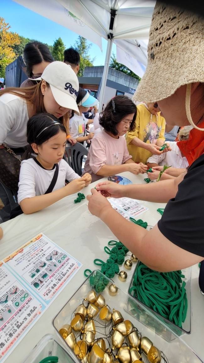 ▲ 한 학생이 구미시 행복 온마을 만들기 양팔목 업싸이클링 만들기를 체험하고 있다. 이봉한기자