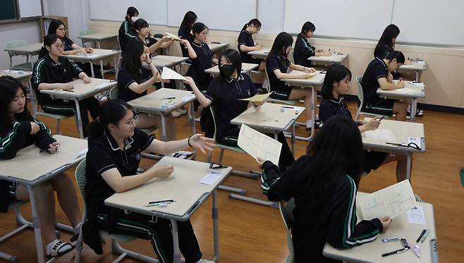▲ 2026학년도 대학수학능력시험 9월 모의평가 시험일인 3일 오전 부산 금정구 사대부고 학생들이 시험을 준비하고 있다. 이번 모의평가는 전국 17개 시도에서 동시에 치러진다. 부산에서는 127개 고등학교와 28개 지정 학원에서 재학생 2만 2,506명, 졸업생과 검정고시 출신자 4,787명 등 모두 2만 7,293명이 응시한다.연합