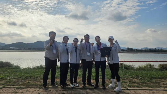 경남체육회 카누 선수단 임용훈(왼쪽부터) 감독, 김국주, 전유라 선수, 김석조 경남카누연맹 회장, 선민주, 이영애 선수가 기념촬영을 하고 있다./경남체육회/