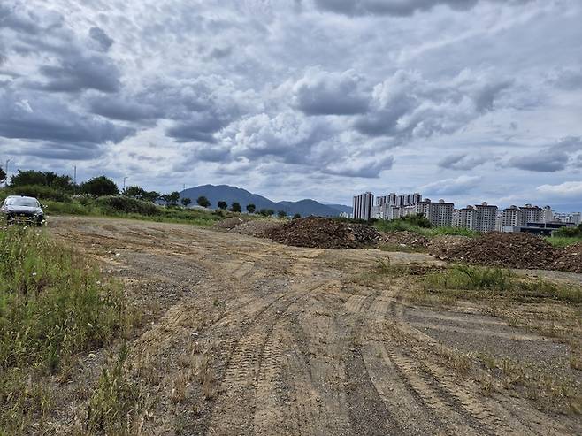 대구 달성군 국가로봇테스트필드 현장은 입구조차 없어 차량으로 들어가려면 인도 턱을 넘어서야 했다. 현장에는 자동차 바퀴가 남긴 굵은 흔적만이 얽히고설켜 있다. 이승엽 기자