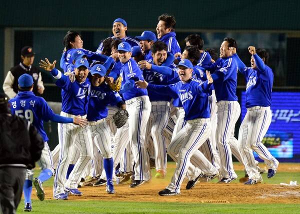 2012년 한국시리즈 6차전에서 SK 와이번스를 상대로 우승을 확정지은 삼성 라이온즈 선수단. (사진=삼성)