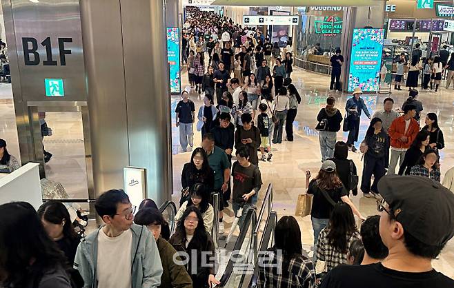 황금연휴 기간 잠실 롯데월드몰을 찾은 외국인 및 내국인 고객들의 모습 (사진=롯데백화점)