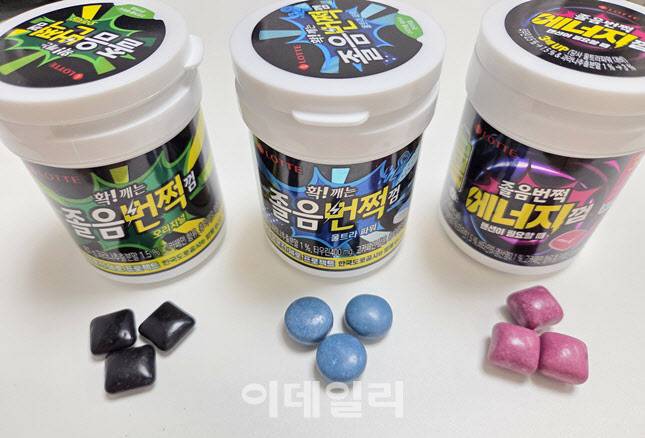 롯데웰푸드 ‘졸음번쩍껌’ 3종. 왼쪽부터 오리지널, 울트라파워, 에너지껌. 멘솔 강도와 기능 성분이 서로 다르다. (사진=한전진 기자)