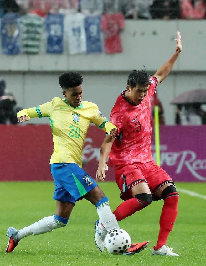 10일 서울월드컵경기장에서 열린 하나은행 초청 축구국가대표팀 친선경기 대한민국과 브라질의 경기, 후반전 대한민국 김주성이 브라질 에스테반과 볼 경합을 하고 있다. 사진=뉴스1