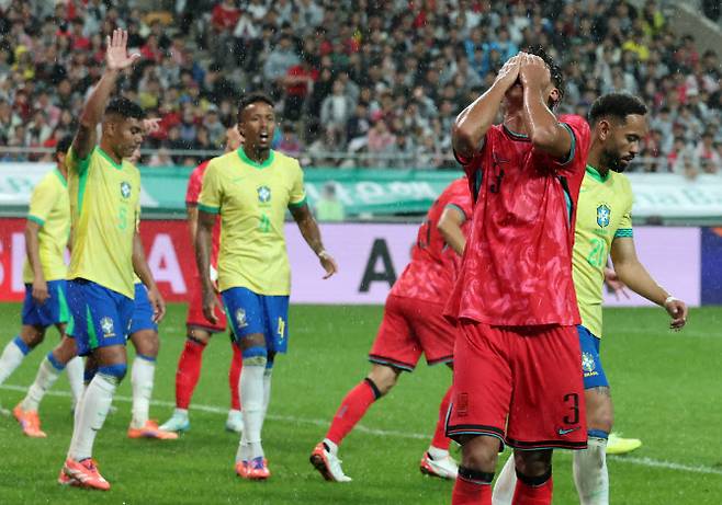 10일 서울월드컵경기장에서 열린 하나은행 초청 축구국가대표팀 친선경기 대한민국과 브라질의 경기, 후반전 대한민국 김주성이 찬스를 놓친 후 아쉬워하고 있다. 사진=뉴스1