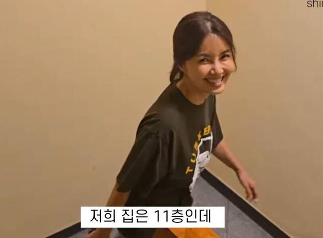 신애라가 계단을 오르고 있다. 사진=유튜브 채널 '신애라이프' 영상 캡처