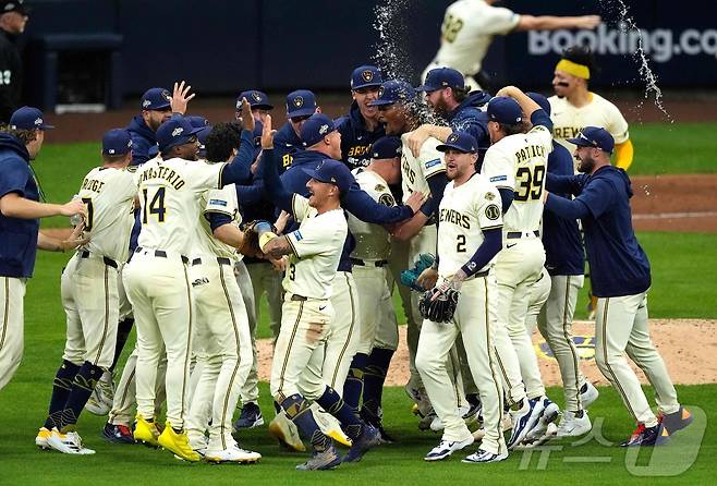MLB 밀워키가 컵스를 꺾고 내셔널리그 챔피언십시리즈(NLCS)에 진출했다.ⓒ AFP=뉴스1
