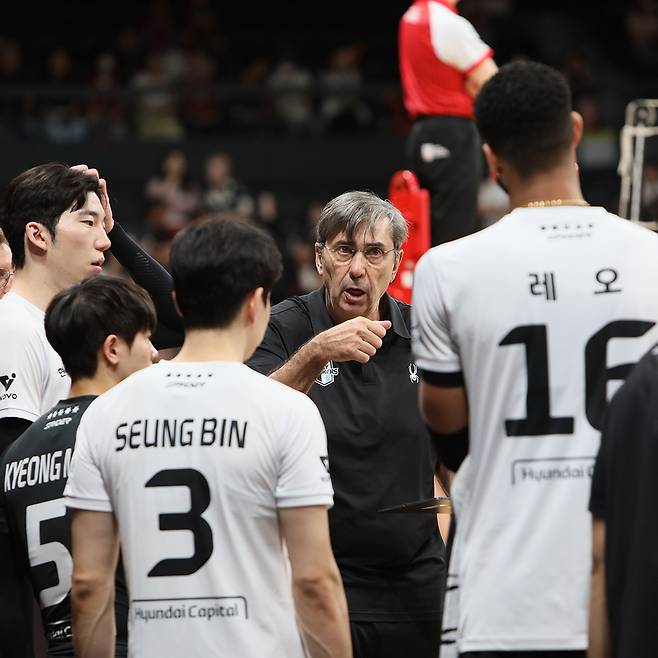 현대캐피탈이  일본 나고야 훈련을 마치고 12일 귀국했다.(현대캐피탈 제공)