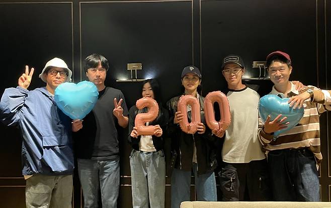 200만 관객 돌파를 축하하는 영화 ‘보스’의 제작진과 출연진.