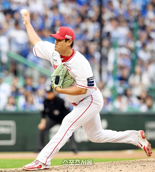 SSG 노경은이 9일 인천 SSG랜더스필드에서 열린 2025 KBO리그 삼성과 준플레이오프 1차전 8회초 등판해 힘차게 공을 던지고 있다. 문학 | 박진업 기자 upandup@sportsseoul.com