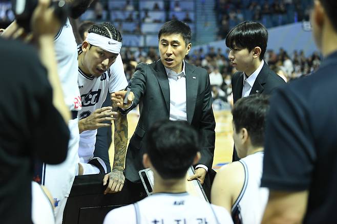 이상민 감독이 경기 중 작전 지시를 선수들에 내리고 있다. 사진 | KBL