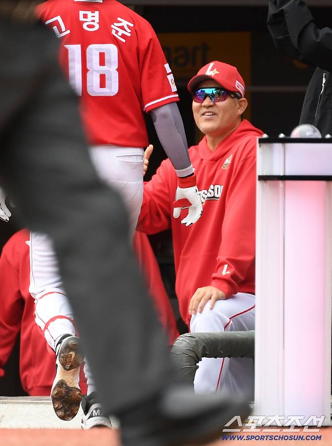 11일 인천SSG랜더스필드에서 열린 SSG와 삼성의 준PO 2차전. 2회말 1사 SSG 고명준의 솔로포가 터지자 이숭용 감독이 기뻐하고 있다. 인천=박재만 기자 pjm@sportschosun.com/2025.10.11/