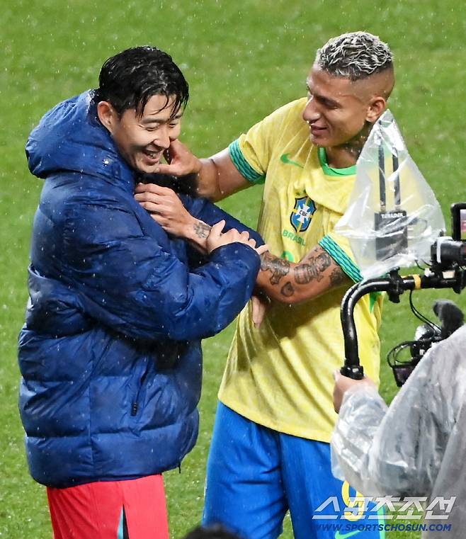 10일 서울월드컵경기장에서 열린 대한민국 축구대표팀과 브라질의 A매치 평가전, 손흥민이 히샬리송과 인사를 나누고 있다. 상암=허상욱 기자wook@sportschosun.com/2025.10.10/