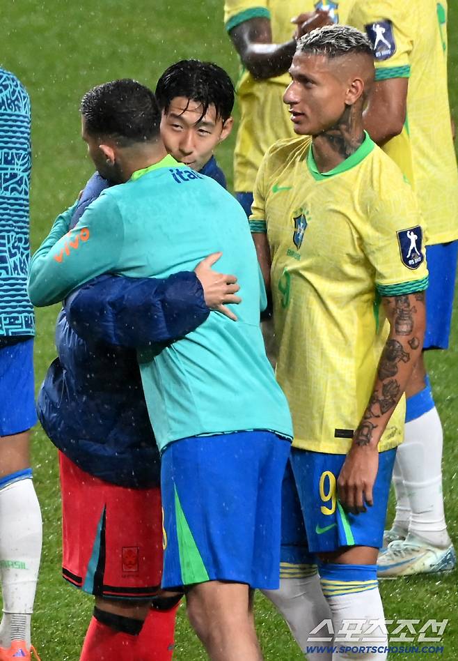 10일 서울월드컵경기장에서 열린 대한민국 축구대표팀과 브라질의 A매치 평가전, 손흥민이 히샬리송, 기마랑이스와 인사를 나누고 있다. 상암=허상욱 기자wook@sportschosun.com/2025.10.10/