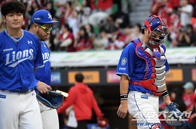 고개를 떨군 후라도와 강민호.