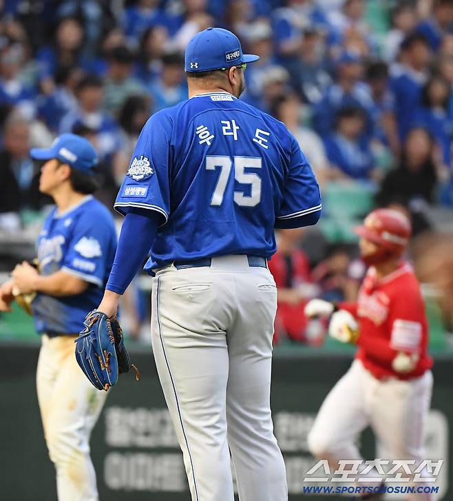 11일 인천 SSG랜더스필드에서 열린 삼성과 SSG의 준PO 2차전. 9회말 1사 김성욱에게 끝내기 홈런을 허용한 후라도가 아쉬워하고 있다. 인천=정재근 기자 cjg@sportschosun.com/2025.10.11/