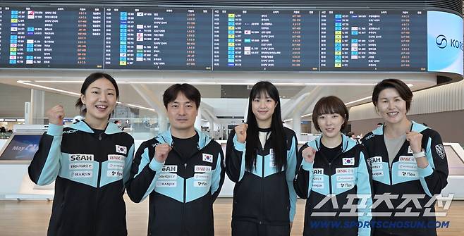 여자탁구 대표팀 조민영 의무트레이너, 최현진 코치, 신유빈, 서효원 코치, 석은미 감독(왼쪽부터)이 아시아선수권 출국을 앞두고 파이팅을 외치고 있다.