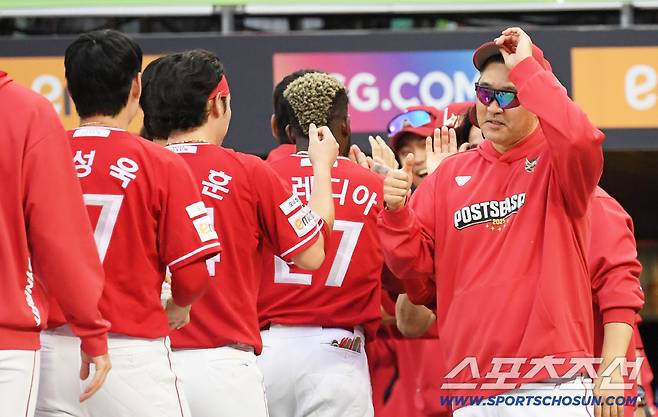 11일 인천SSG랜더스필드에서 열린 SSG와 삼성의 준PO 2차전. 9회말 1사 SSG 김성욱의 끝내기 홈런으로 승리한 이숭용 감독이 기뻐하고 있다. 인천=박재만 기자 pjm@sportschosun.com/2025.10.11/