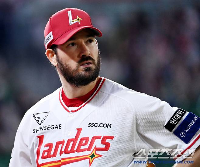 29일 인천SSG랜더스필드에서 열린 롯데와 SSG의 경기, 4회초 투구를 무실점으로 마친 앤더슨이 더그아웃으로 향하고 있다. 인천=허상욱 기자wook@sportschosun.com/2025.09.29/