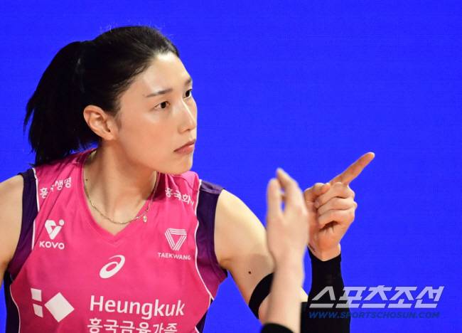 8일 인천 삼산월드체육관에서 배구 V리그 여자부 챔피언결정전 5차전 흥국생명과 정관장의 경기가 열렸다. 동료들을 독려하는 김연경. 인천=송정헌 기자songs@sportschosun.com/2025.04.08/