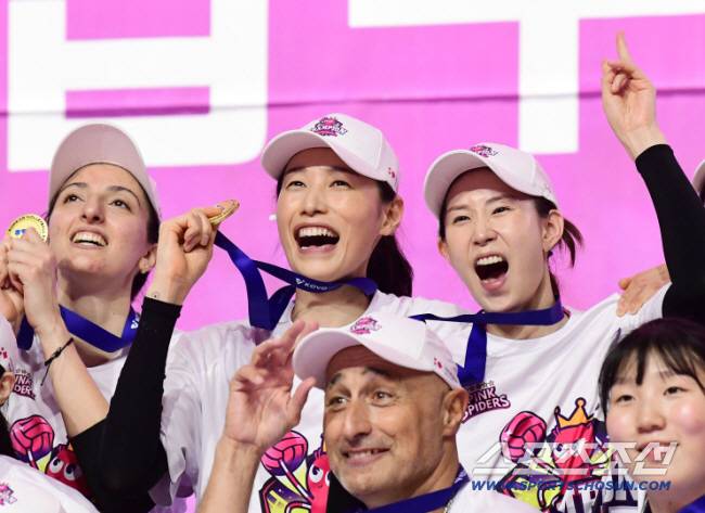 8일 인천 삼산월드체육관에서 배구 V리그 여자부 챔피언결정전 5차전. 흥국생명이 정관장에 승리하며 우승을 차지했다. 우승의 기쁨을 나누고 있는 흥국생명 선수들. 인천=송정헌 기자songs@sportschosun.com/2025.04.08/