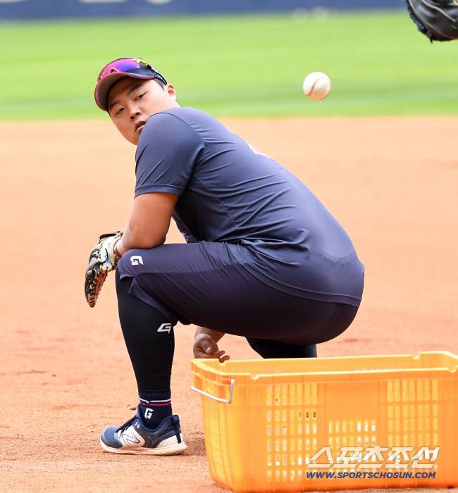 2023 KBO리그 두산 베어스와 롯데 자이언츠의 경기가 8일 잠실구장에서 열린다. 롯데 한동희가 수비 훈련을 하고 있다. 잠실=박재만 기자pjm@sportschosun.com/2023.10.08/