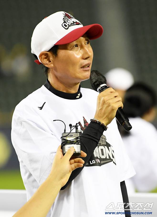 1일 잠실구장에서 정규리그 우승을 확정 지은 LG 트윈스 염경엽 감독이 기뻐하고 있다. 잠실=박재만 기자 pjm@sportschosun.com/2025.10.01/