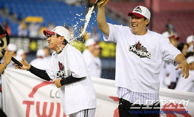 1일 잠실구장에서 정규리그 우승을 확정 지은 LG 트윈스. 염경엽 감독을 향해 김현수가 샴페인을 뿌리고 있다. 잠실=박재만 기자 pjm@sportschosun.com/2025.10.01/