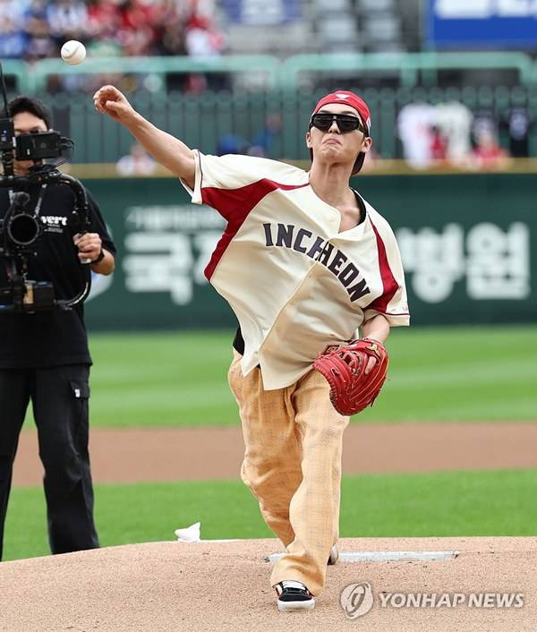 9일 인천 SSG랜더스필드에서 열린 2025 프로야구 KBO리그 포스트시즌 준플레이오프 1차전 삼성 라이온즈와 SSG 랜더스의 경기. 배우&nbsp;최현욱이 시구를 하고 있다. ⓒ연합뉴스