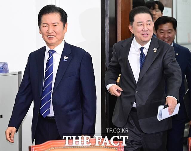 민주당은 조희대 대법원장을 정조준한 국정감사를 고리로 사법개혁의 고삐를 죄겠다는 구상이다. 사진은 정 대표와 김 원내대표. /남윤호 기자