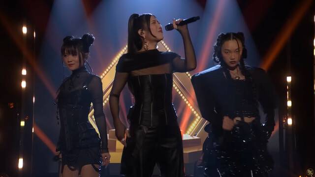 이재와 오드리 누나, 레이 아미의 첫 'Golden' 라이브는 공개 이틀만에 1000만 뷰를 넘어서며 큰 인기를 얻고 있다./NBC '지미 팰런 쇼' 캡처