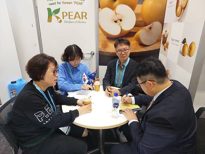 김길동(오른쪽에서 두번째) 한국배수출연합주식회사 대표와 김양희(왼쪽에서 첫번째) KOFOOD 대표가 호주 배 시장 상황을 설명하고 있다. /윤희훈 기자