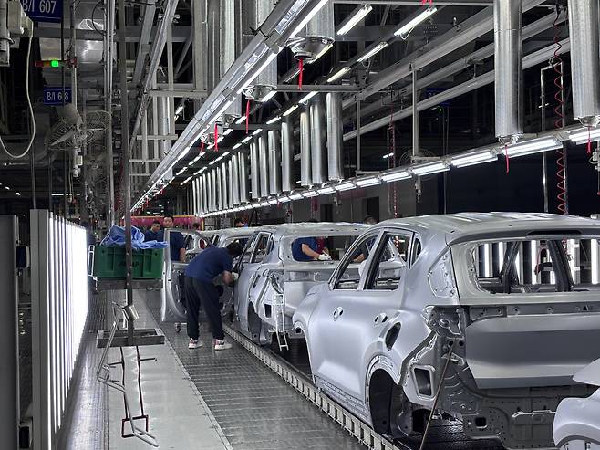 작업자들이 로봇 용접·조립을 마친 차체를 정밀 조립하고 있는 모습. /옌청(중국)=이은영 특파원