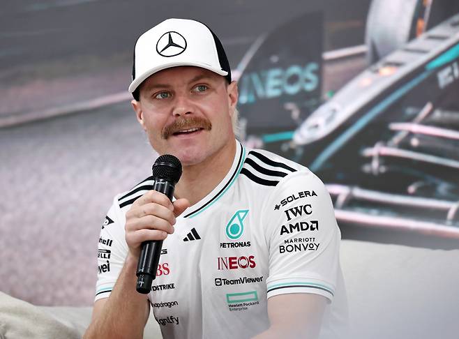 메르세데스-AMG 페트로나스 소속 F1 드라이버 발테리 보타스가 12일 오후 경기 용인 에버랜드 AMG 스피드웨이에서 열린 ‘피치스 런 유니버스 2025‘ 프레스컨퍼런스에서 소회를 밝히고 있다./뉴스1