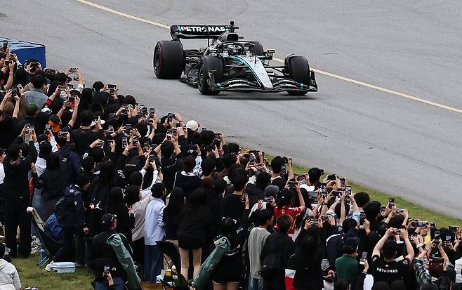 메르세데스-AMG 페트로나스 소속 F1드라이버 발테리 보타스가 12일 오후 경기 용인시 에버랜드 AMG 스피드웨이에서 열린 쇼런 행사 ‘피치스 런 유니버스 2025’에서 메르세데스-AMG F1 W13 E 퍼포먼스를 타고 서킷을 질주하고 있다./뉴스1