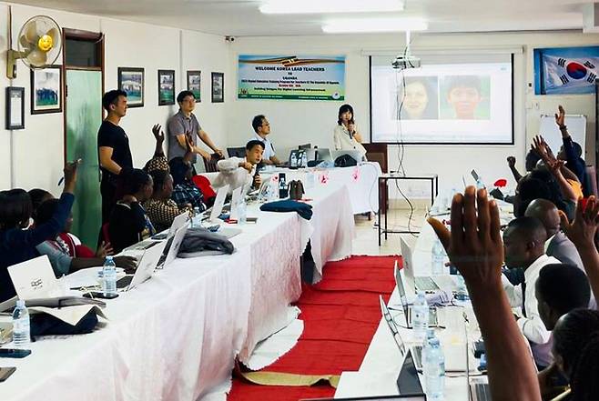 경기도교육청이 아프리카 우간다 공화국에서 디지털 교육 연수를 진행하고 있는 모습. ⓒ경기도교육청 제공