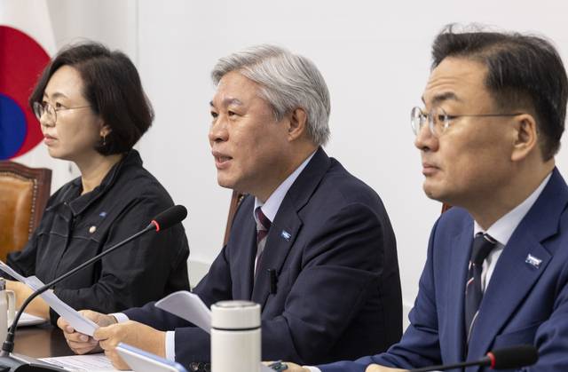 서왕진 조국혁신당 원내대표가 2025년도 국정감사를 하루 앞둔 12일 서울 여의도 국회에서 열린 기자간담회에 참석해 발언하고 있다. [연합뉴스]