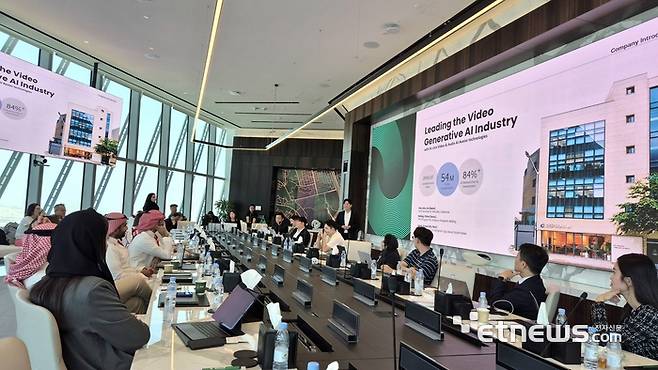 국내 스타트업 '딥브레인AI'가 사우디 정부 관계자들 앞에서 주요 AI 기술을 소개하고 있다.