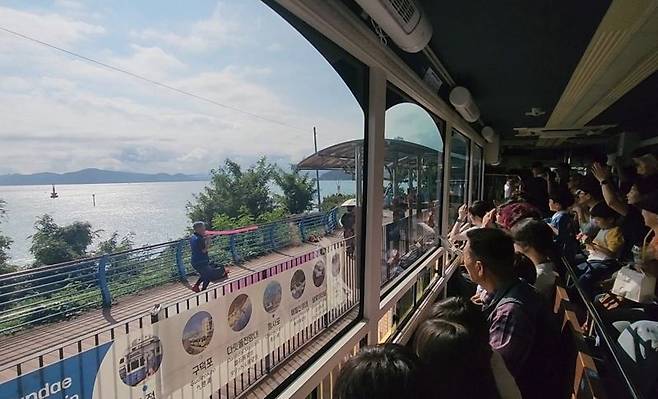 부산 해운대 해변열차 정거장 일대에서 펼쳐지는 ‘해운대 더 라이드 해변열차’ 공연 모습. 부산 해운대구 제공