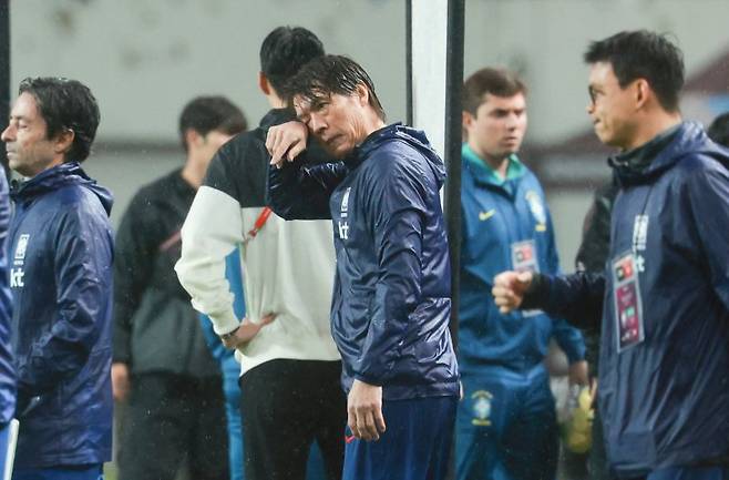 지난 10일 서울 마포구 서울월드컵경기장에서 열린 한국과 브라질 축구 대표팀의 친선경기에서 5-0으로 패배한 홍명보 감독이 빗물을 닦고 있다. 연합뉴스