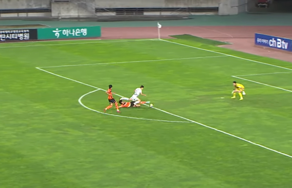 후반 17분 연제민(화성FC)의 태클 장면. 중계화면 캡처