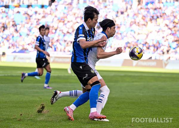 박승호(왼쪽, 인천 유나이티드), 한호강(오른쪽, 수원 삼성). 서형권 기자