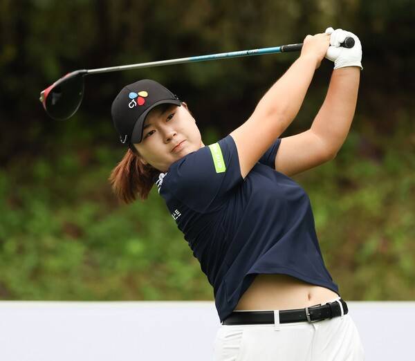 2025년 한국여자프로골프(KLPGA) 투어 신설 대회인 K-푸드 놀부·화미 마스터즈 우승을 차지한 홍정민 프로가 최종라운드에서 경기하는 모습이다. 사진제공=KLPGA (사진을 무단으로 사용하지 마십시오.)