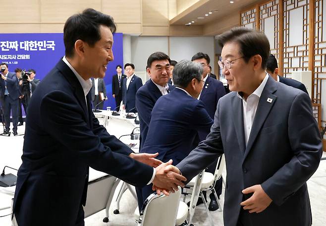 이재명 대통령이 지난 8월1일 서울 용산 대통령실 청사에서 열린 전국 시도지사 간담회에서 오세훈 서울시장과 인사하고 있다. 연합뉴스