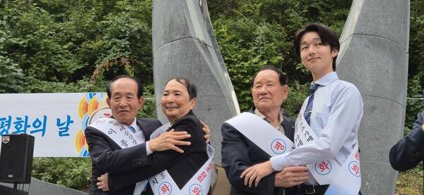 임진왜란의 영웅 이순신 장군 후손 이종학씨, 왜장 후손 히로세 유이치, 서예원 진주 목사의 후손 서재덕씨와 왜장 후손 히사다케 소마 등이 서로를 안고 화해했다.